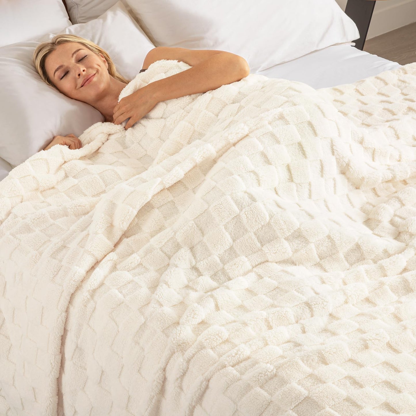 Exclusivo Mezcla Queen Size Flannel Fleece Blanket, Super Soft and Warm Lightweight Checkered Pattern Blankets for All Seasons, 90x90 Inches, Ivory