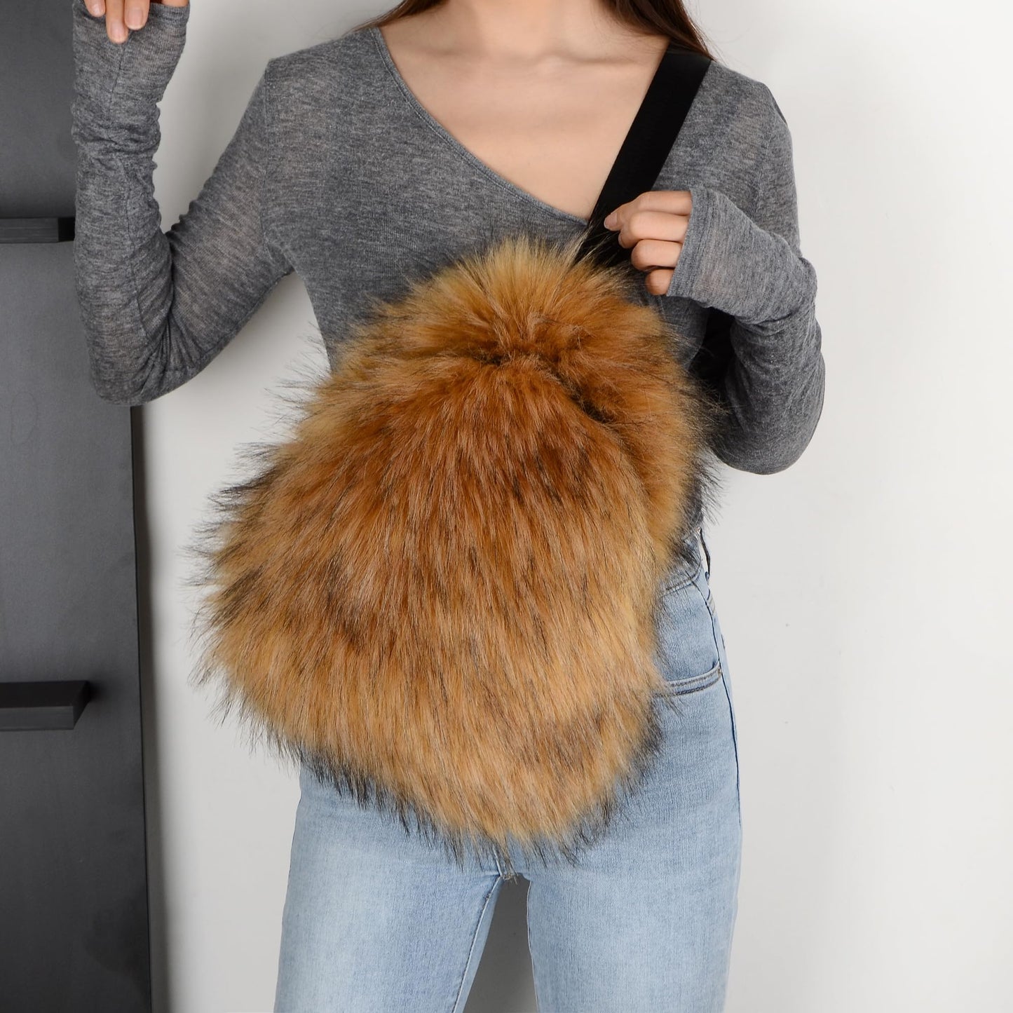WOVOIE Sling Bag for Women Crossbody Chest Bag Cute Purse Fuzzy Fur Bag Ideal for Outdoor Hiking Trips (brown)