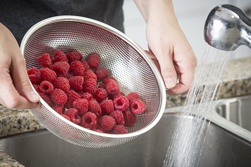 Tablecraft 1.5 Quart Colander with Handles, Stainless Steel