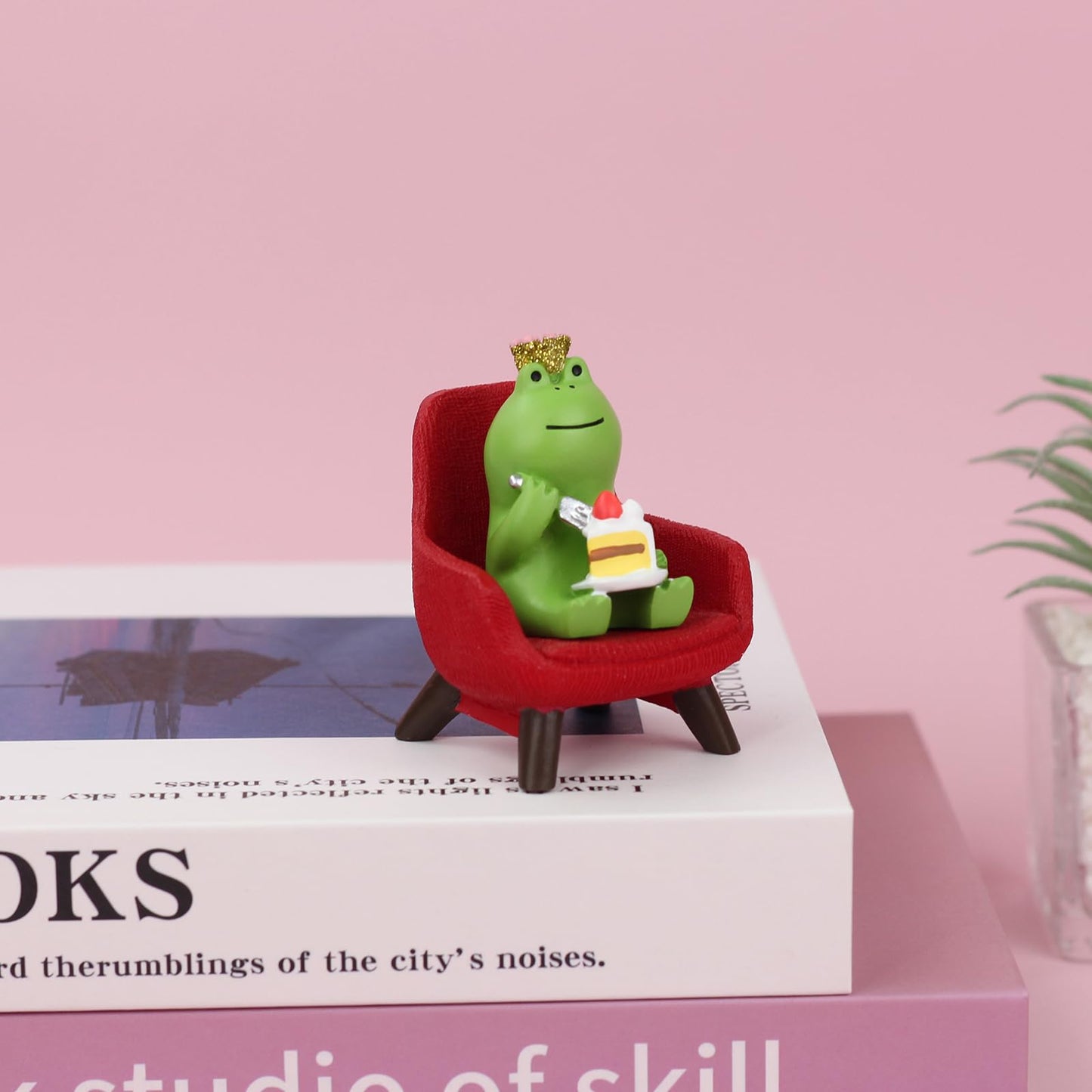 Refintural Miniature Frog Eating Cake Figurine - Funny Frog Sculpture for Shelf, Desk Decoration - Perfect Cute Frog Gift for Frog Lovers(Red Sofa)