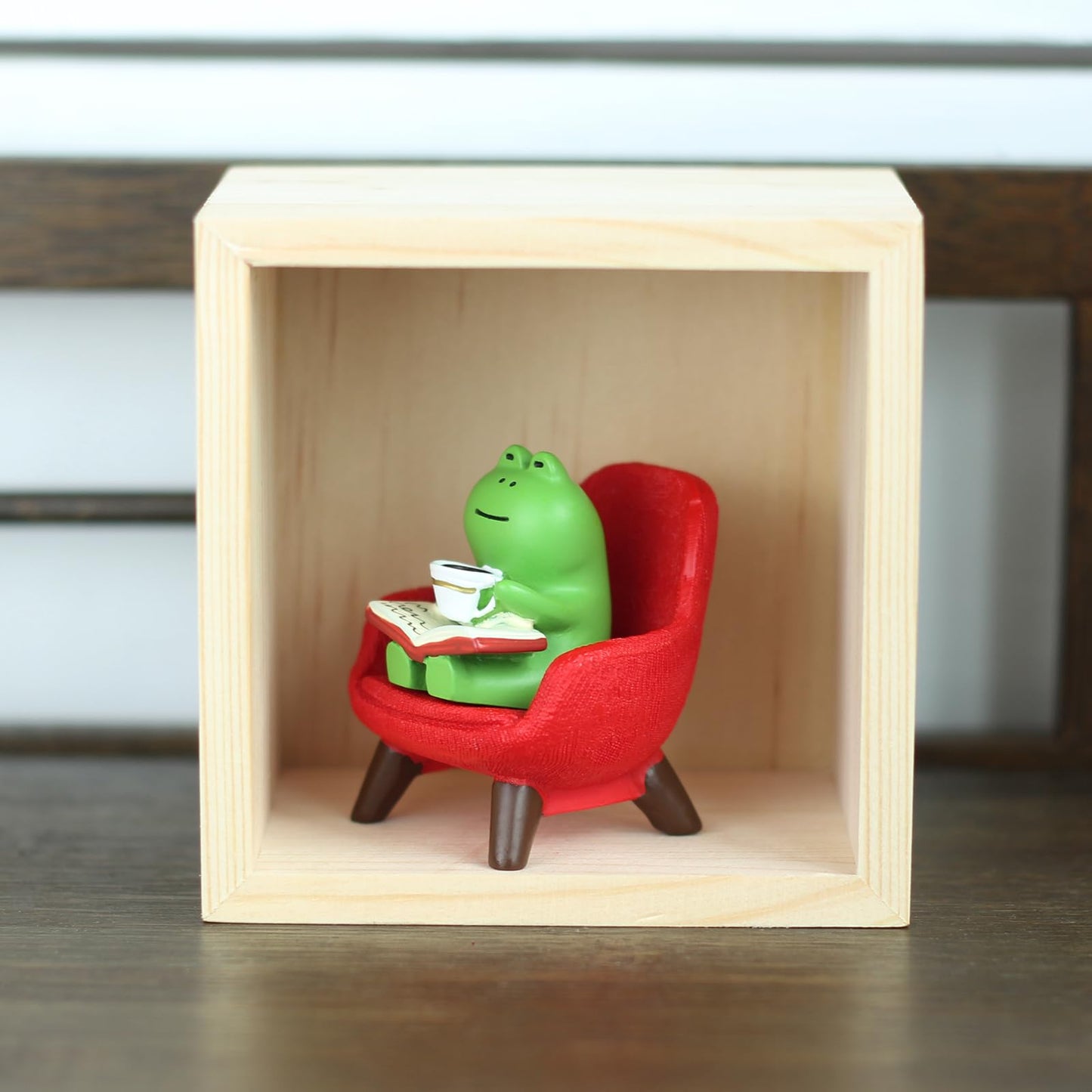 Mevodeata Cute Mini Frog Figurine with Small Sofa Resin Frog Figure for Office Home Decor - Cute Frog Gift for Frog Lovers (Red Sofa)