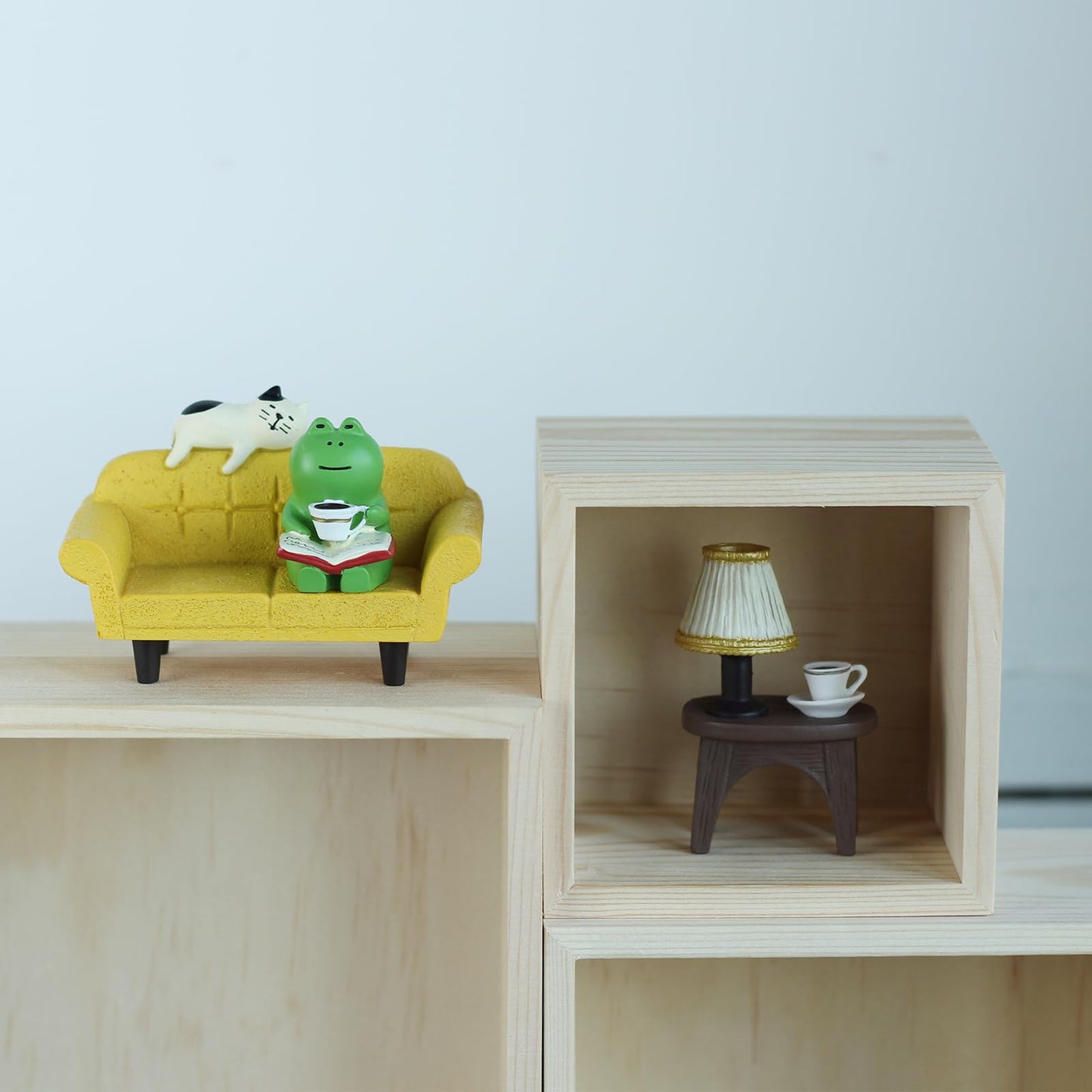 Mevodeata Cute Mini Frog Figurine with Small Sofa and Lamp Table Resin Frog Figure for Office Home Decor - Cute Frog Gift for Frog Lovers (Yellow Sofa)