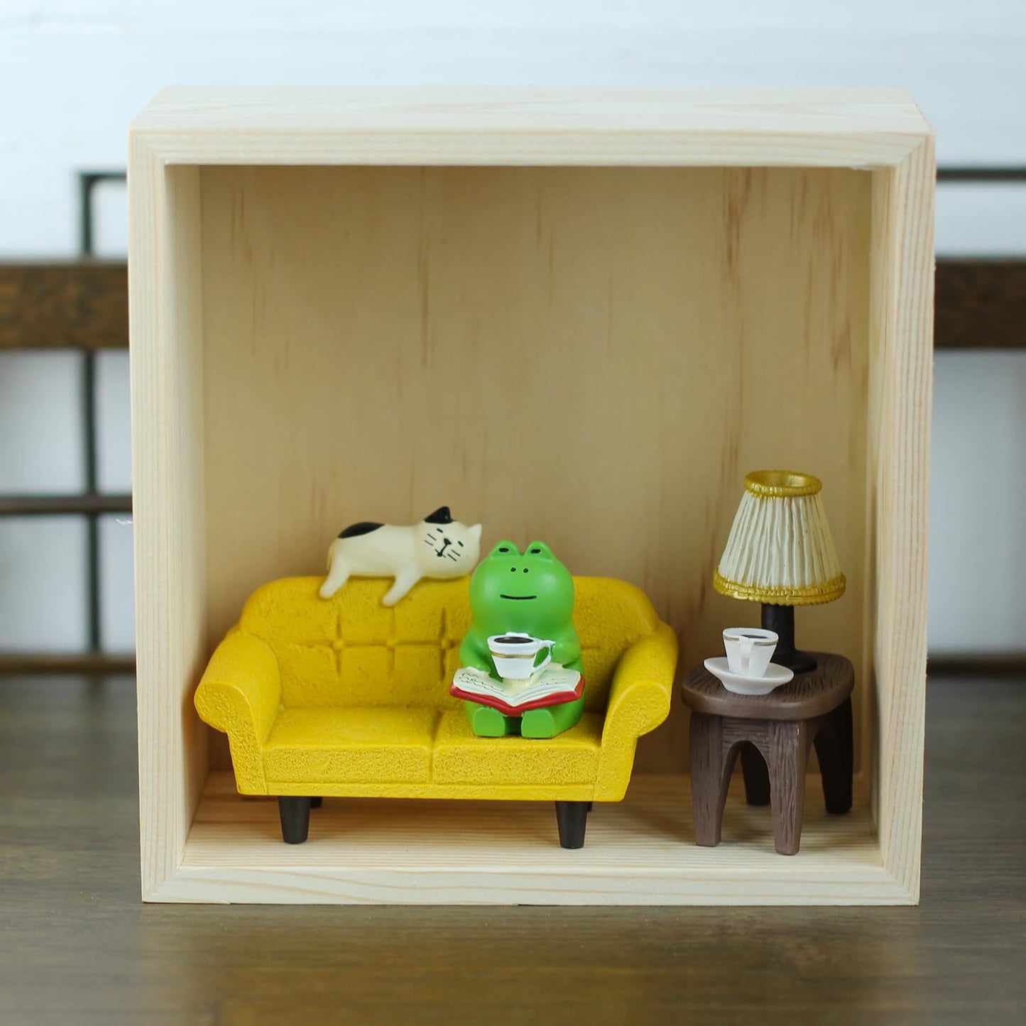Mevodeata Cute Mini Frog Figurine with Small Sofa and Lamp Table Resin Frog Figure for Office Home Decor - Cute Frog Gift for Frog Lovers (Yellow Sofa)