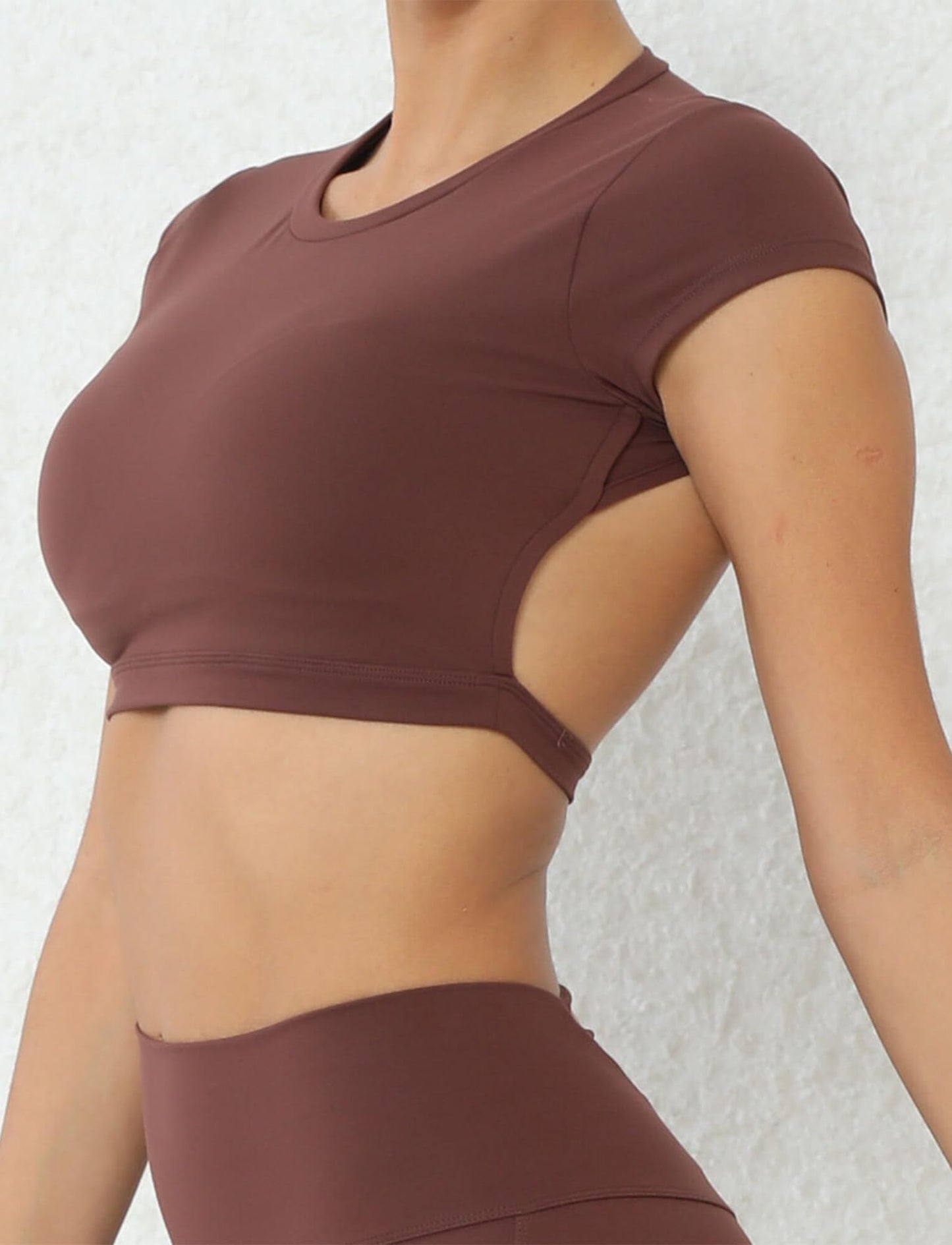 FEOYA Women’s Backless Workout Tops Short Sleeve Round Neck Crop Top Soft Elastic Yoga Fitness Outfits Brown M