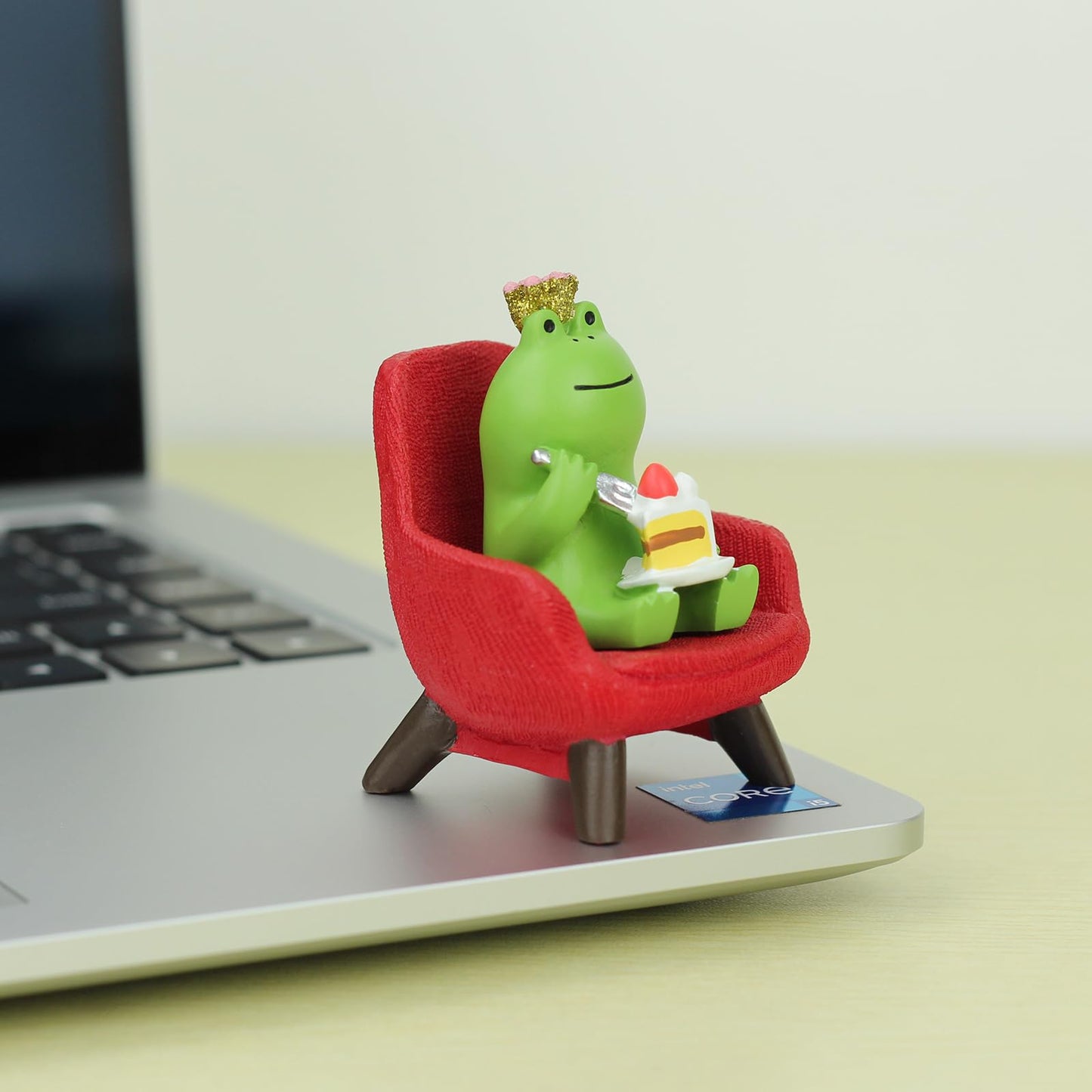 Refintural Miniature Frog Eating Cake Figurine - Funny Frog Sculpture for Shelf, Desk Decoration - Perfect Cute Frog Gift for Frog Lovers(Red Sofa)