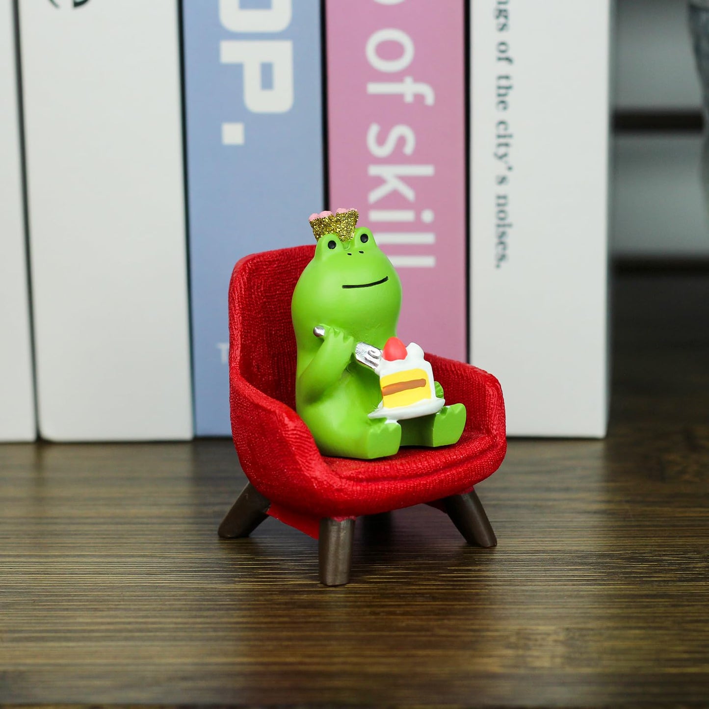 Refintural Miniature Frog Eating Cake Figurine - Funny Frog Sculpture for Shelf, Desk Decoration - Perfect Cute Frog Gift for Frog Lovers(Red Sofa)