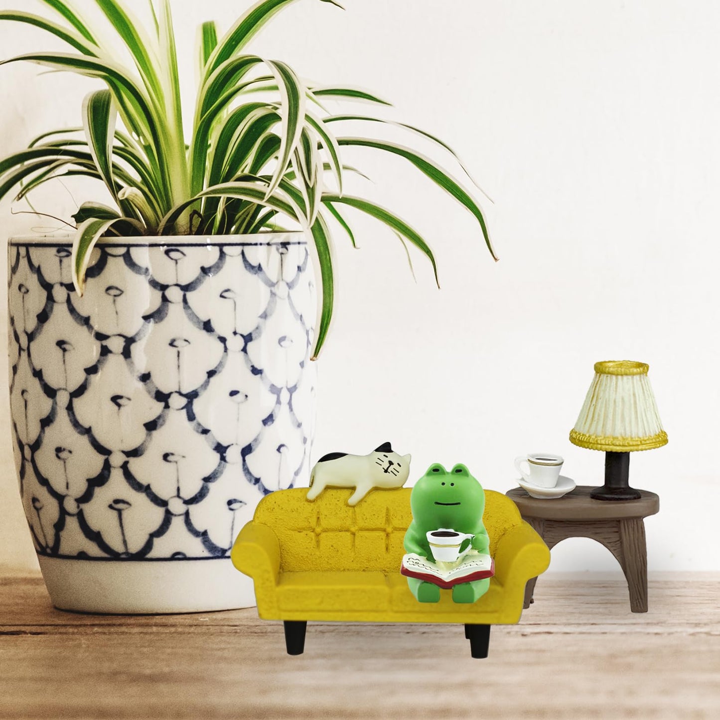 Mevodeata Cute Mini Frog Figurine with Small Sofa and Lamp Table Resin Frog Figure for Office Home Decor - Cute Frog Gift for Frog Lovers (Yellow Sofa)