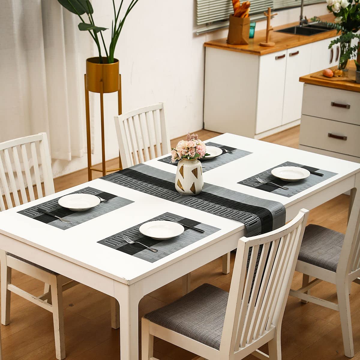 HeloHo Black Placemats Set of 4 Heat-Resistant Washable Place Mats Non-Slip Vinyl Woven Table Mats Wipeable Placemat for Kitchen Dining Table Decoration Indoor Outdoor