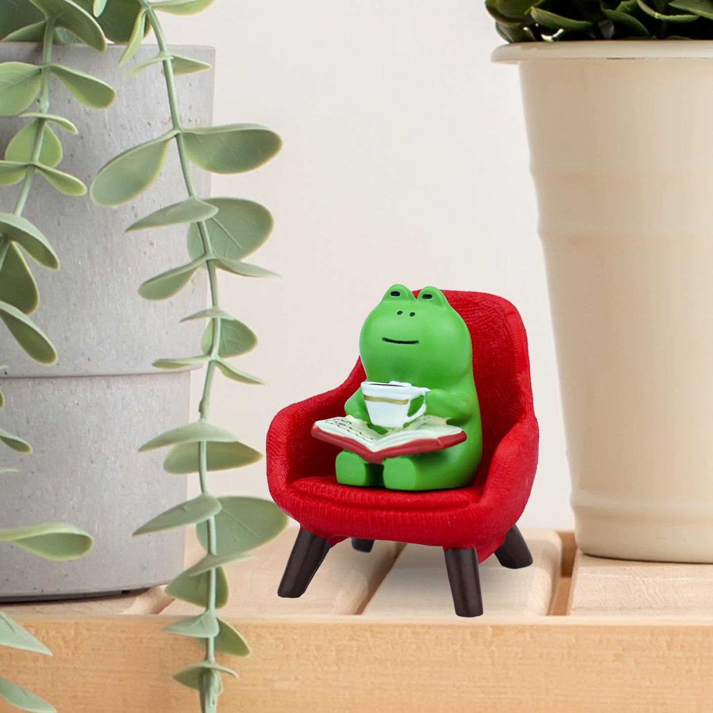 Mevodeata Cute Mini Frog Figurine with Small Sofa Resin Frog Figure for Office Home Decor - Cute Frog Gift for Frog Lovers (Red Sofa)