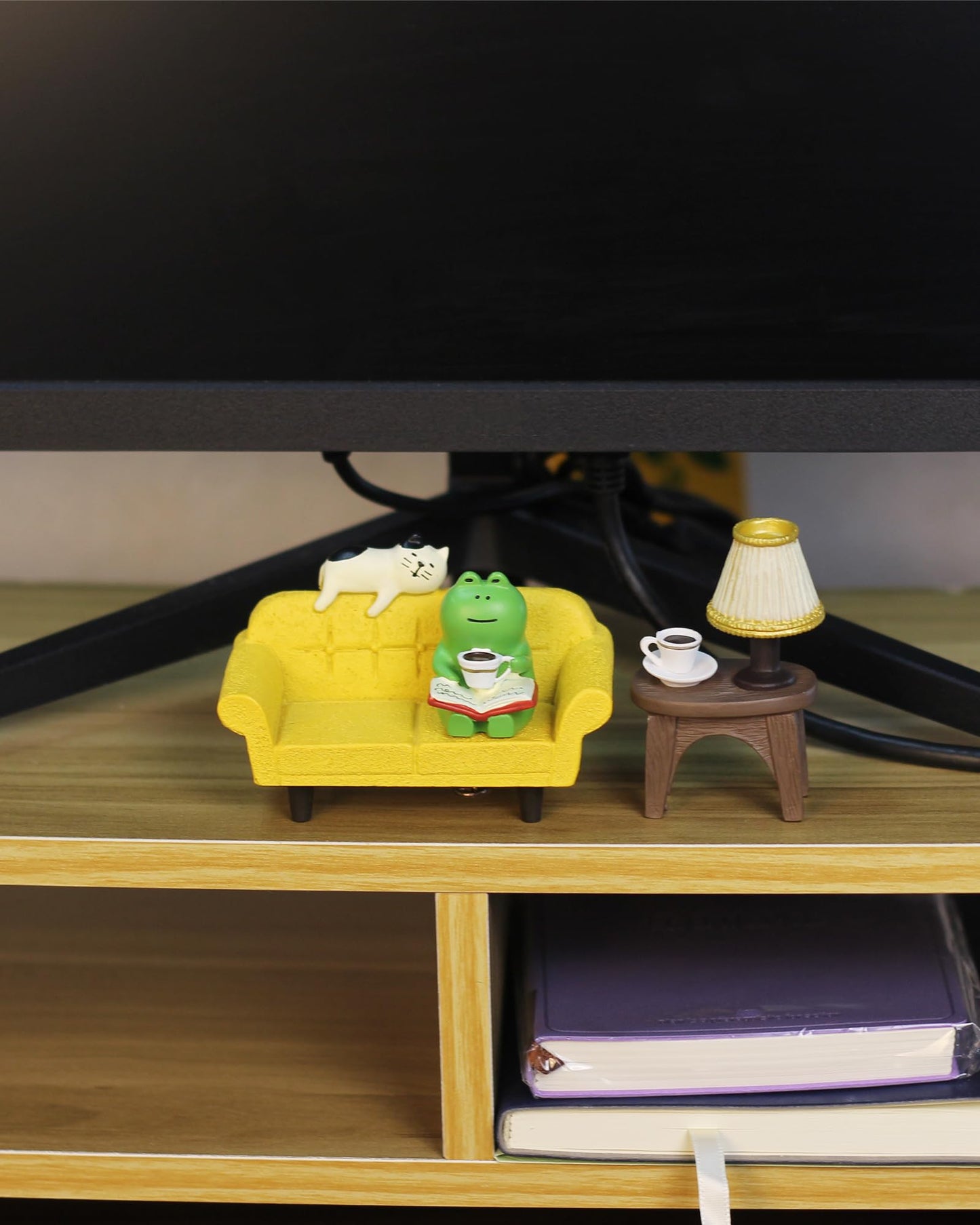 Mevodeata Cute Mini Frog Figurine with Small Sofa and Lamp Table Resin Frog Figure for Office Home Decor - Cute Frog Gift for Frog Lovers (Yellow Sofa)