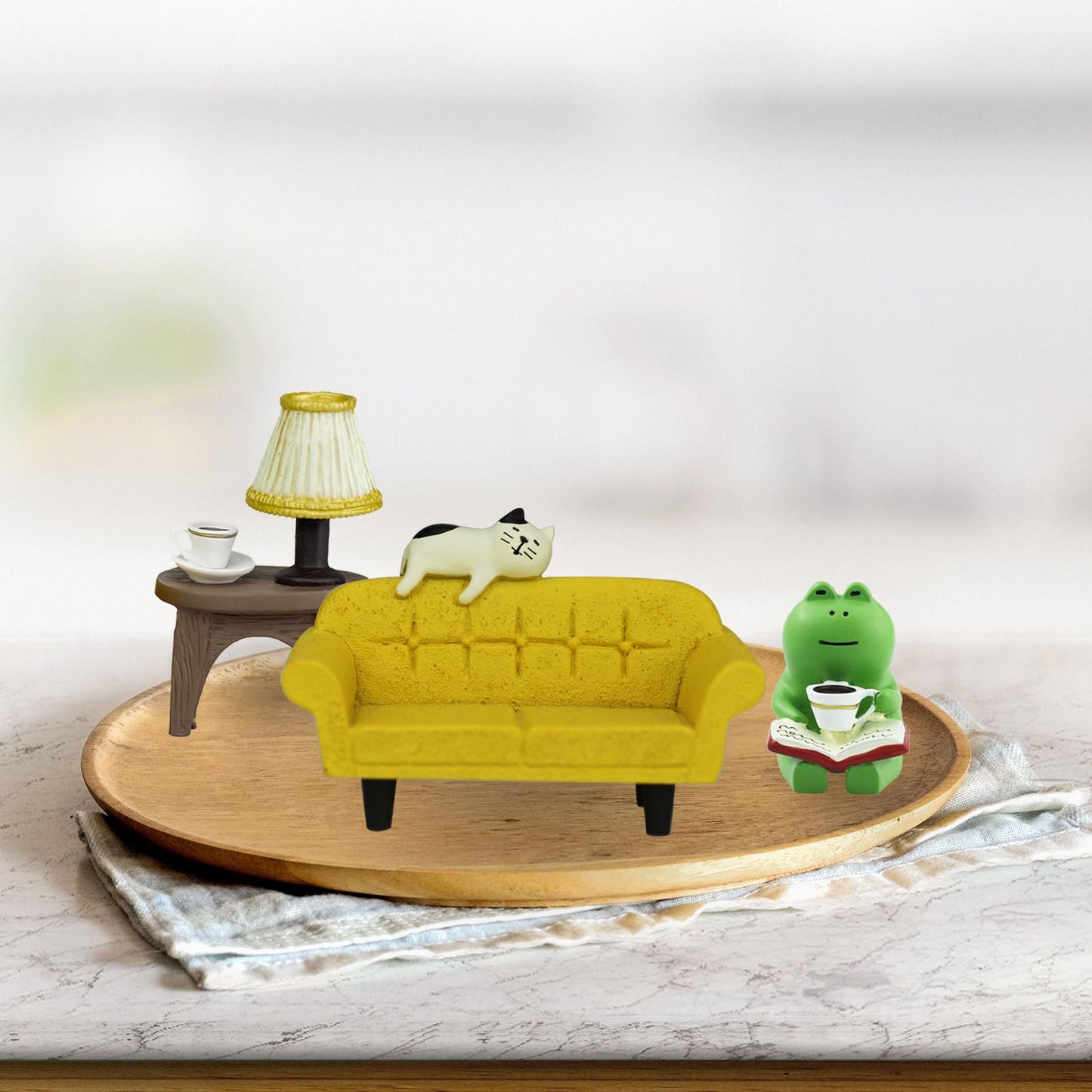 Mevodeata Cute Mini Frog Figurine with Small Sofa and Lamp Table Resin Frog Figure for Office Home Decor - Cute Frog Gift for Frog Lovers (Yellow Sofa)