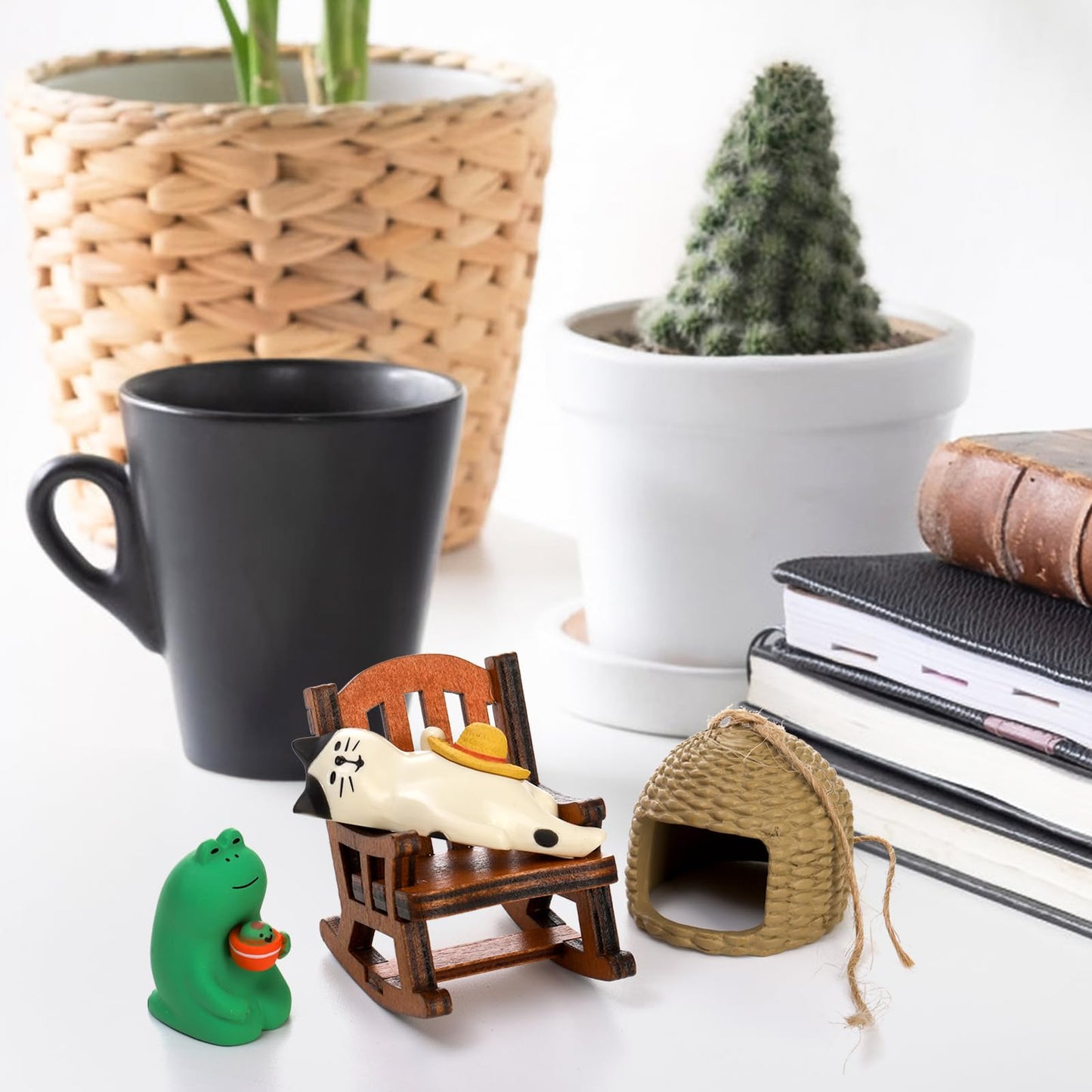 Noamus 8 Pieces Miniature Frog Figurines, Adorable Resin Collectibles Set, Cute Frog Statue Sculpture, Funny Desk Accessories for Garden Bedroom Office Decor, Plant Shelf