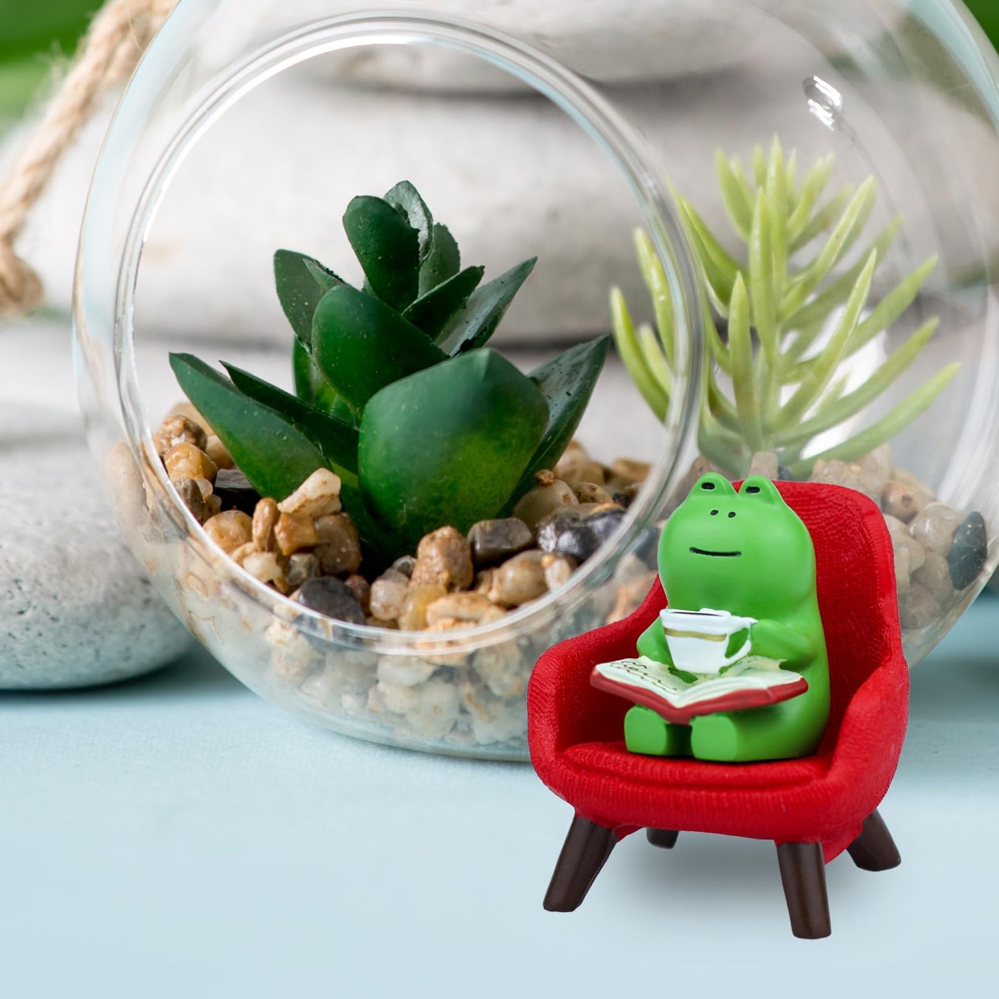 Mevodeata Cute Mini Frog Figurine with Small Sofa Resin Frog Figure for Office Home Decor - Cute Frog Gift for Frog Lovers (Red Sofa)