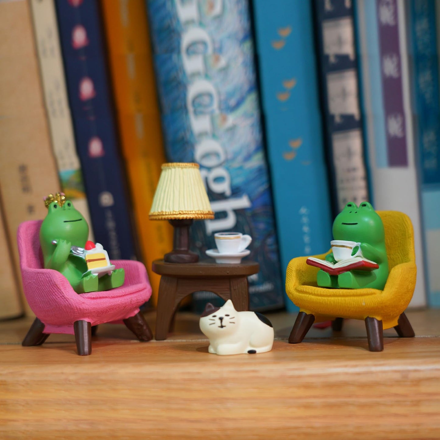 Inufcub Miniature Frog Desk Set with Sofa, Cat & Lamp - 6-Piece Cute Figurines for Office, Fairy Garden & Home Decor, Resin Gift for Frog Lovers