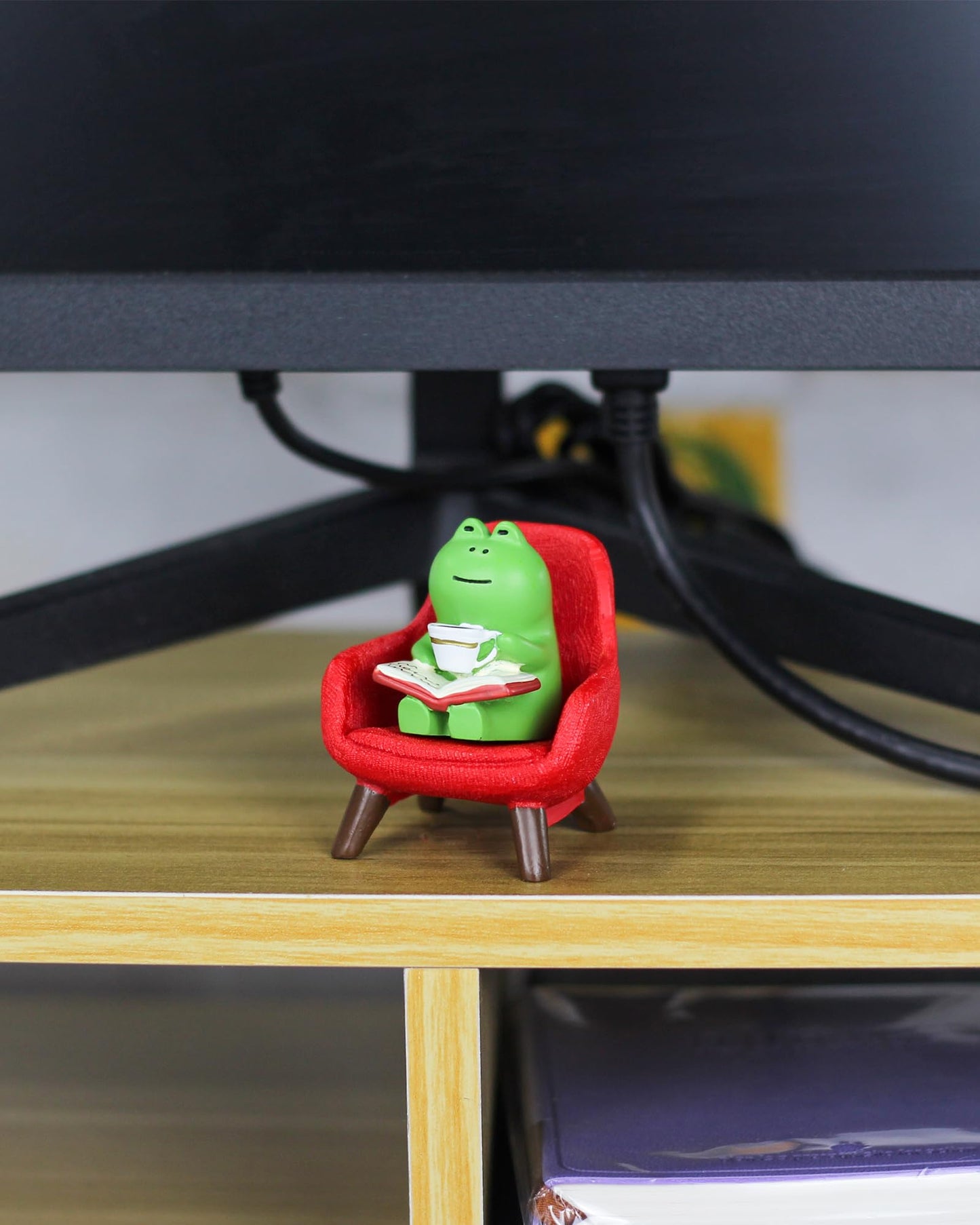 Mevodeata Cute Mini Frog Figurine with Small Sofa Resin Frog Figure for Office Home Decor - Cute Frog Gift for Frog Lovers (Red Sofa)