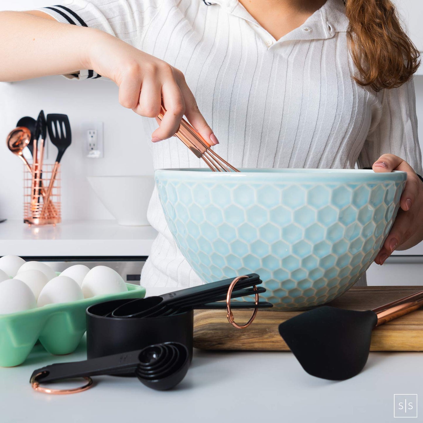 Black and Copper Kitchen Utensils with Holder - 17-Piece Set with Measuring Cups and Spoons, Rose Gold Cooking Tools - Stylish Black and Copper Kitchen Accessories for Modern Cooking and Baking