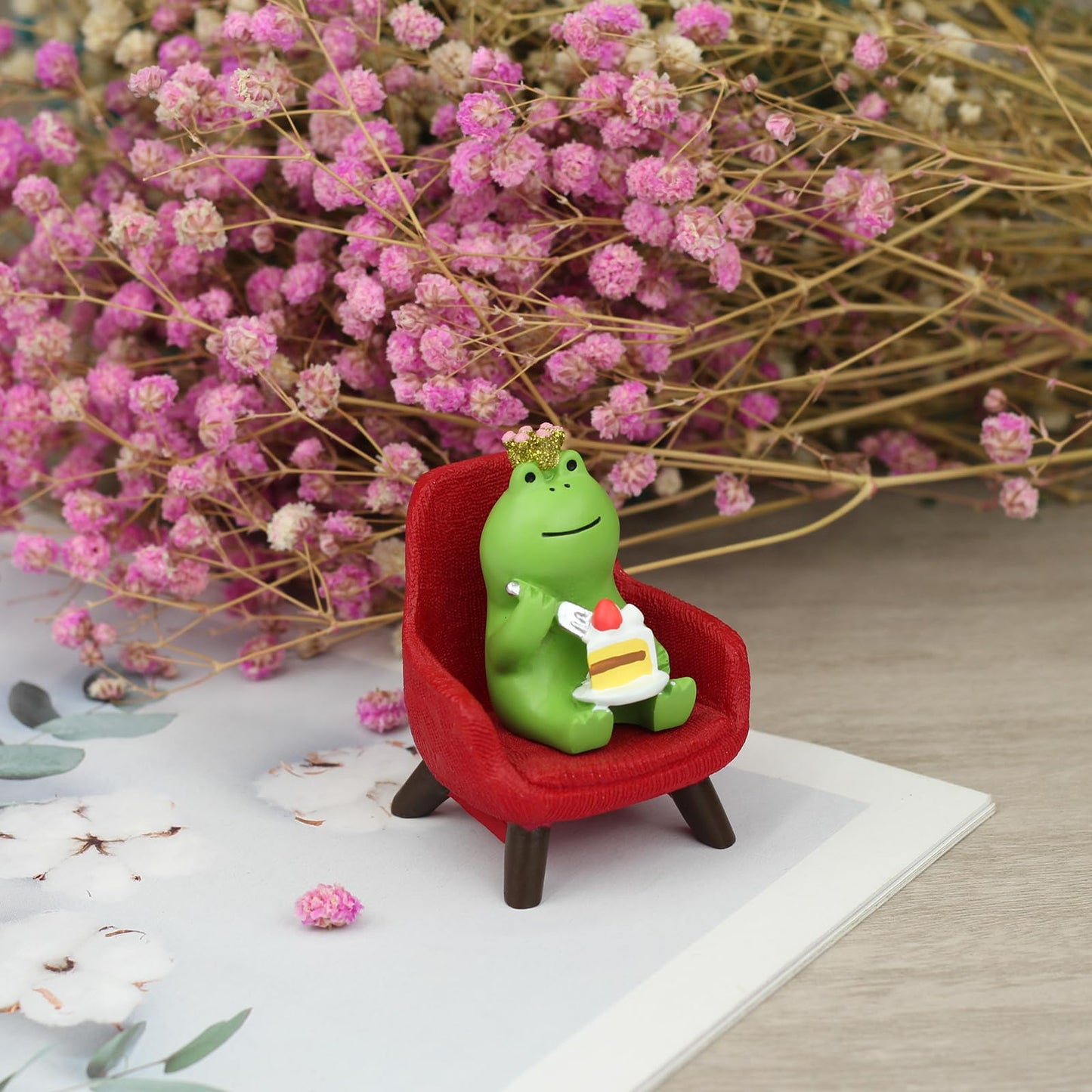 Refintural Miniature Frog Eating Cake Figurine - Funny Frog Sculpture for Shelf, Desk Decoration - Perfect Cute Frog Gift for Frog Lovers(Red Sofa)