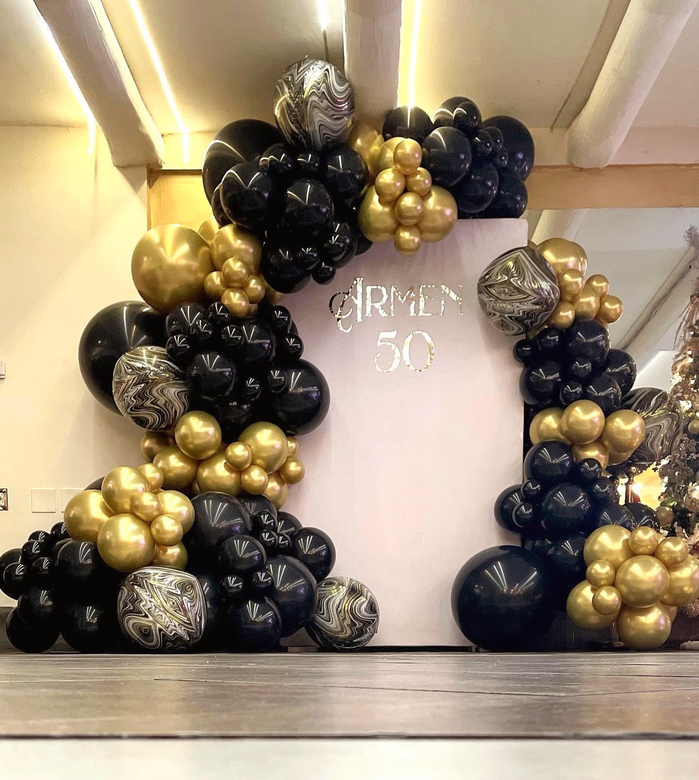 Bezente Black Gold Balloons Garland Kit, 100Pcs Black Gold Metallic Chrome and Gold Confetti Balloons Arch with Balloon Tape for Wedding, Birthday,Graduation,New Years,Special Events Party Decoration
