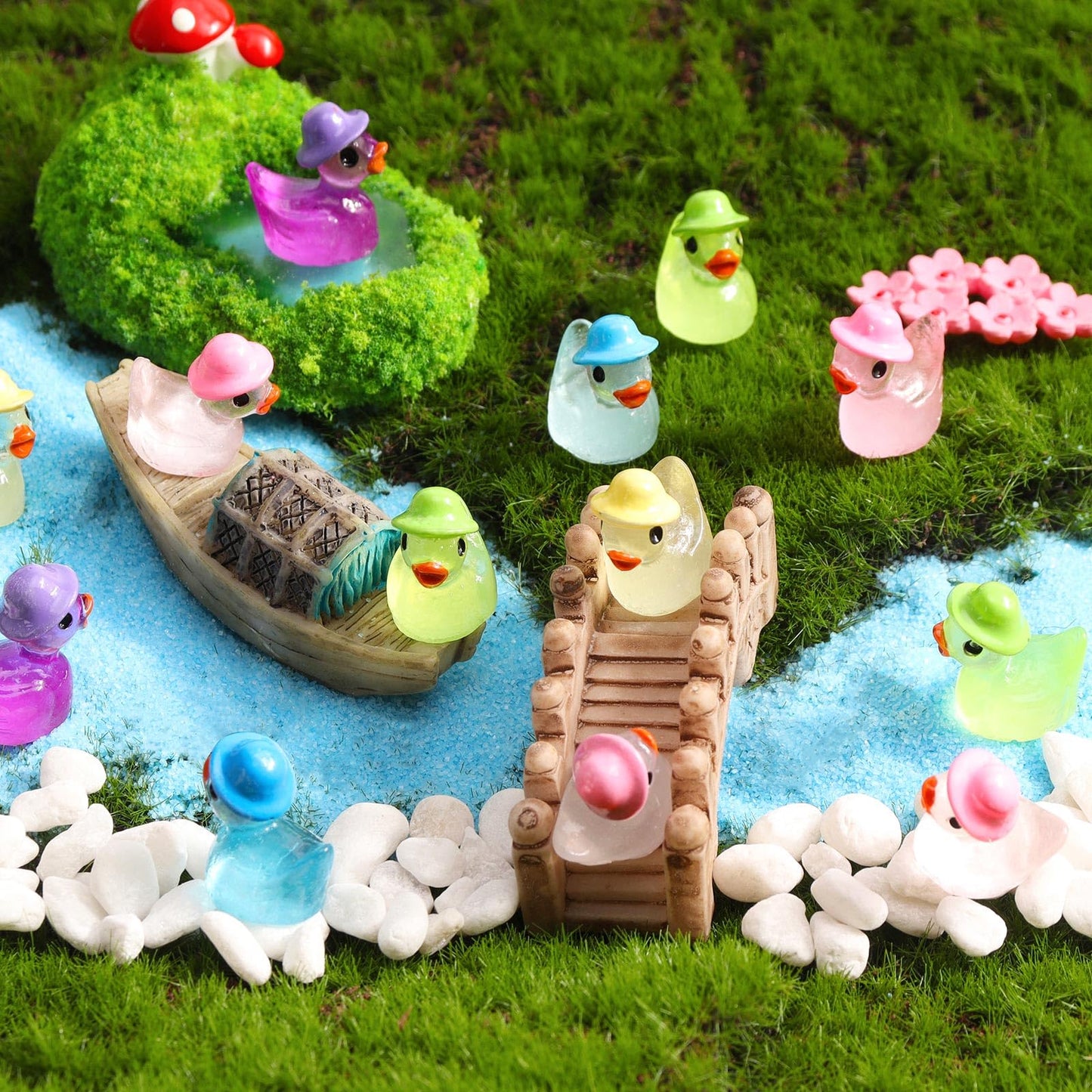 VICROIC 100 PCS Luminous Mini Resin Ducks, Tiny Miniature Duck Figures Wearing Hat Glow in The Dark for Dollhouse, Garden, Micro Landscape, Home Outdoor Party, Aquarium Decor