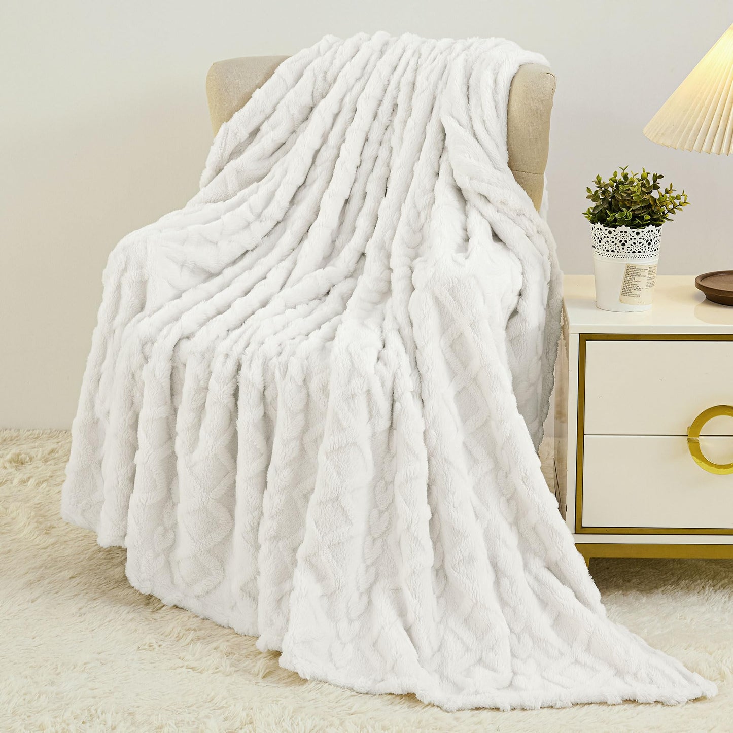 Aganear Fleece Blanket King Size - Lightweight Portable Plush Fuzzy Cozy Soft Blanket for Couch, Sofa, Bed, Office, Breathable and Skin-Friendly Blanket for All Season Accessories(108"x90", White)