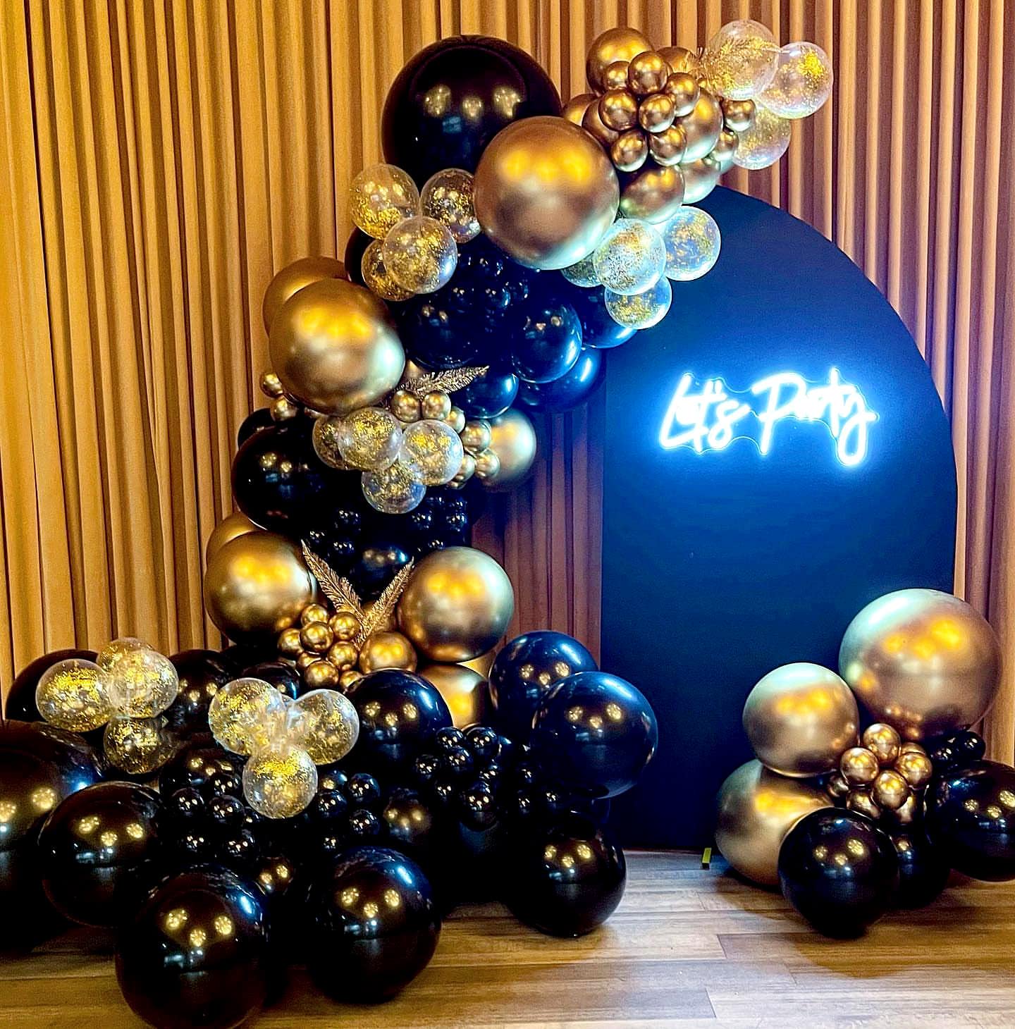 Bezente Black Gold Balloons Garland Kit, 100Pcs Black Gold Metallic Chrome and Gold Confetti Balloons Arch with Balloon Tape for Wedding, Birthday,Graduation,New Years,Special Events Party Decoration