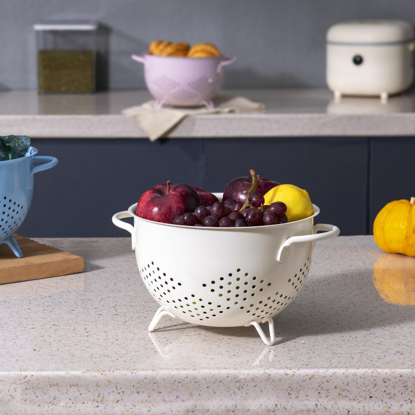 Metal Colander 5 Quart Powder Coated Self-draining Metal Strainer with Base,Kitchen Pasta Fruit Vegetable Basket with Double Handles (Cream)