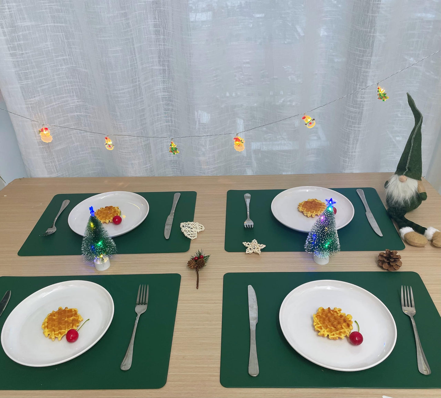 Faux Leather Placemats HeloHo Green Table Place Mats Set of 4 Waterproof Oilproof Heat Stain Resistant Washable Wipeable Placemat for Kitchen Dining Table Decoration Indoor Outdoor