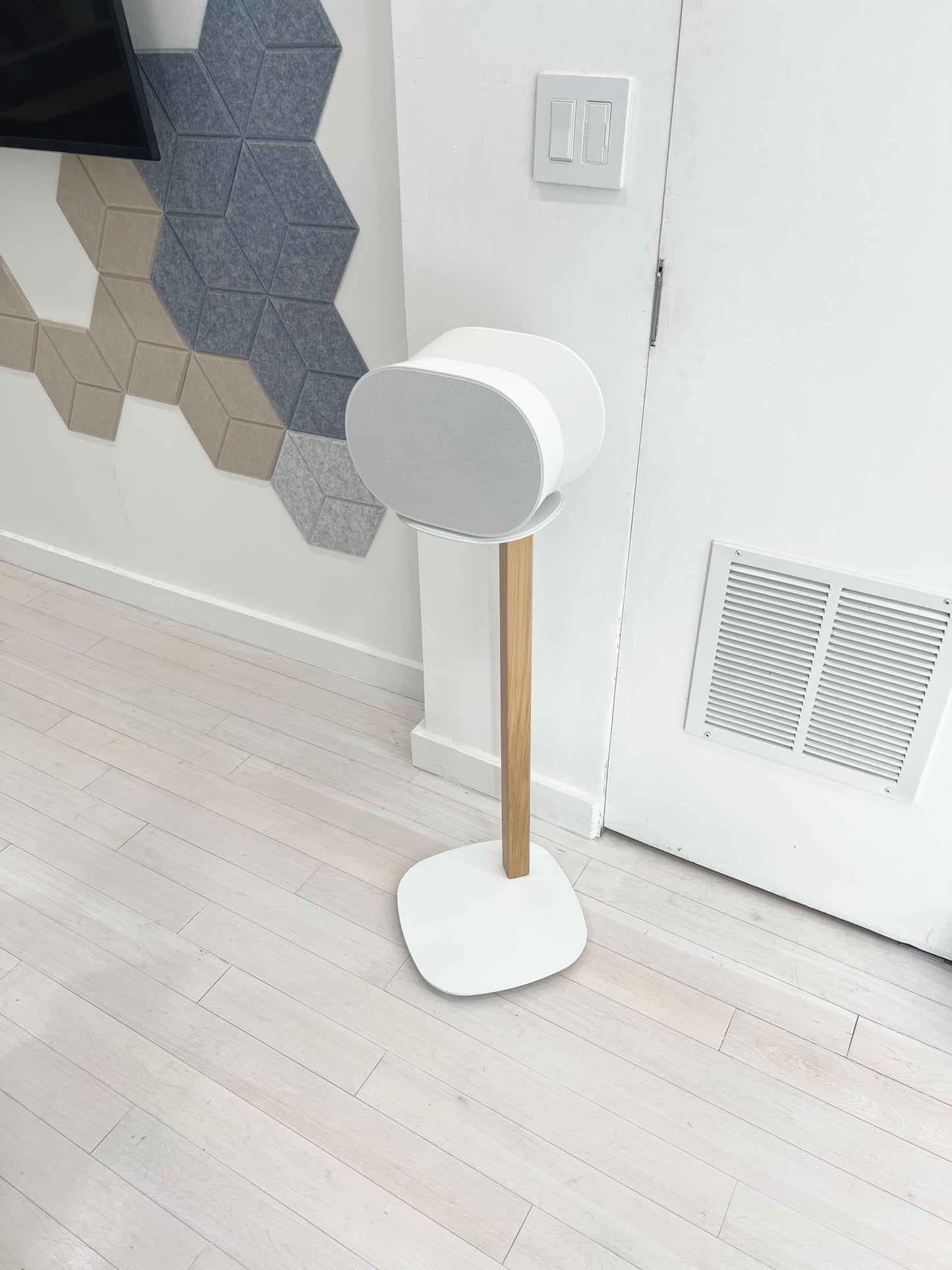 ynVISION.DESIGN Wood Speaker Stands | Pair | Max 22 LBS per Stand | Compatible with Sonos Era 300 and Most Bookshelf Speakers | 31 inches Tall | Foam Pad - Built in Cable Management | White and Beech