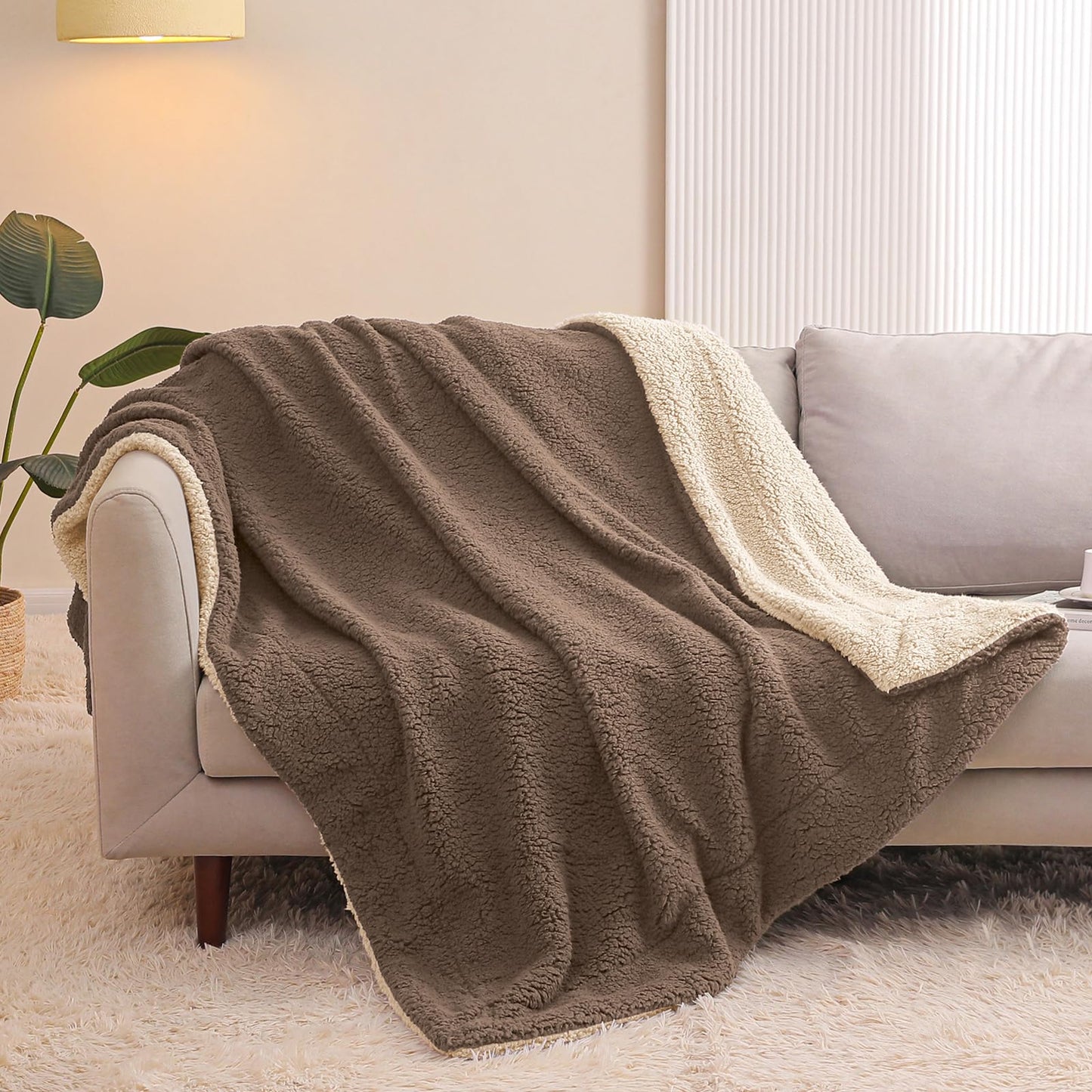 Exclusivo Mezcla Reversible Sherpa Fleece Throw Blanket for Couch, Soft Plush Blanket for Bed, Thick Warm Fluffy Blankets for Winter, 50x60 Inches, Brown/Khaki