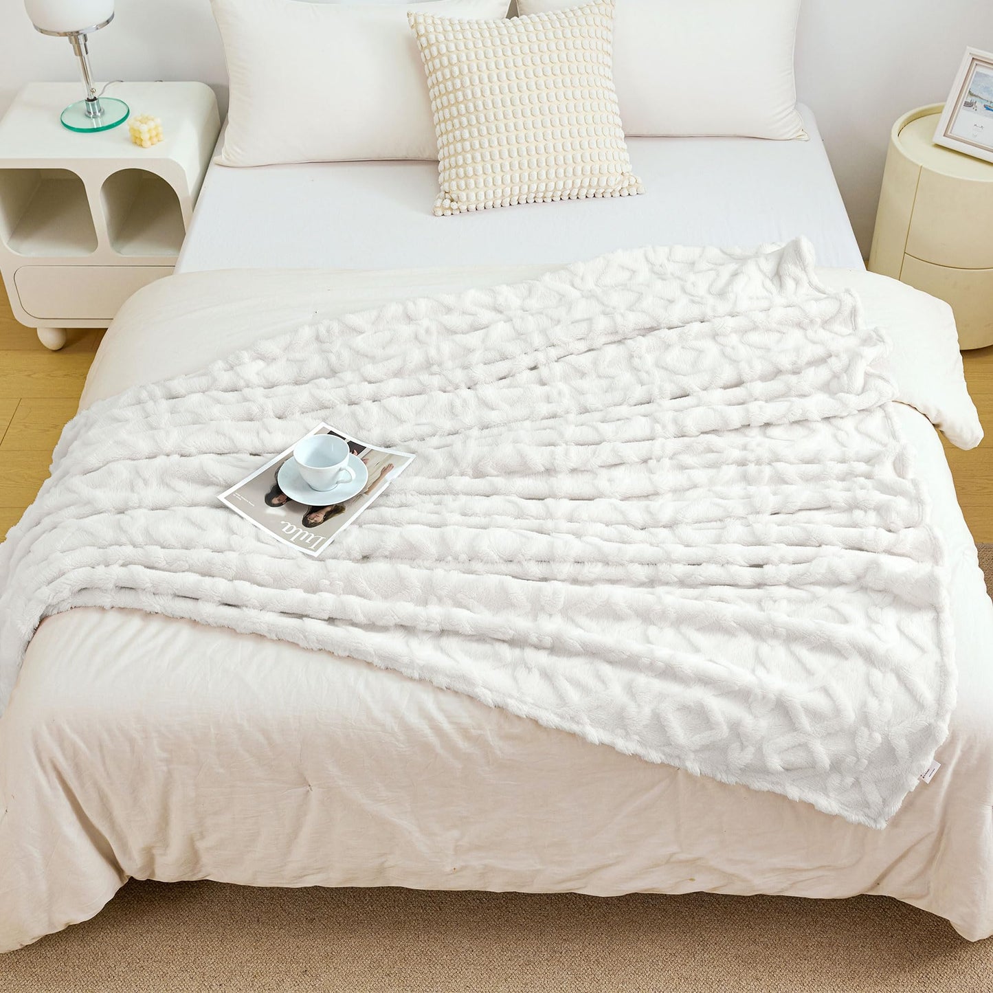 Aganear Fleece Blanket King Size - Lightweight Portable Plush Fuzzy Cozy Soft Blanket for Couch, Sofa, Bed, Office, Breathable and Skin-Friendly Blanket for All Season Accessories(108"x90", White)