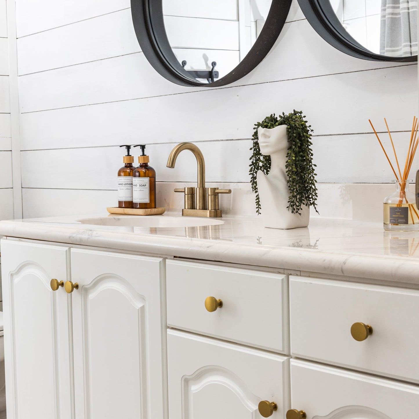 Face Vase with Faux String of Pearls Plant Gift Set, Head Vase Includes 4 Hanging Succulents Draping Greenery Branches for Centerpiece Table Decorations Table Office Shelf Living Room Decor