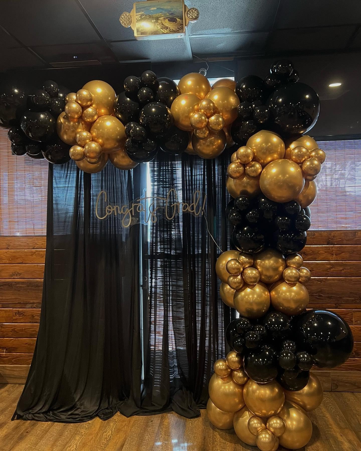 Bezente Black Gold Balloons Garland Kit, 100Pcs Black Gold Metallic Chrome and Gold Confetti Balloons Arch with Balloon Tape for Wedding, Birthday,Graduation,New Years,Special Events Party Decoration