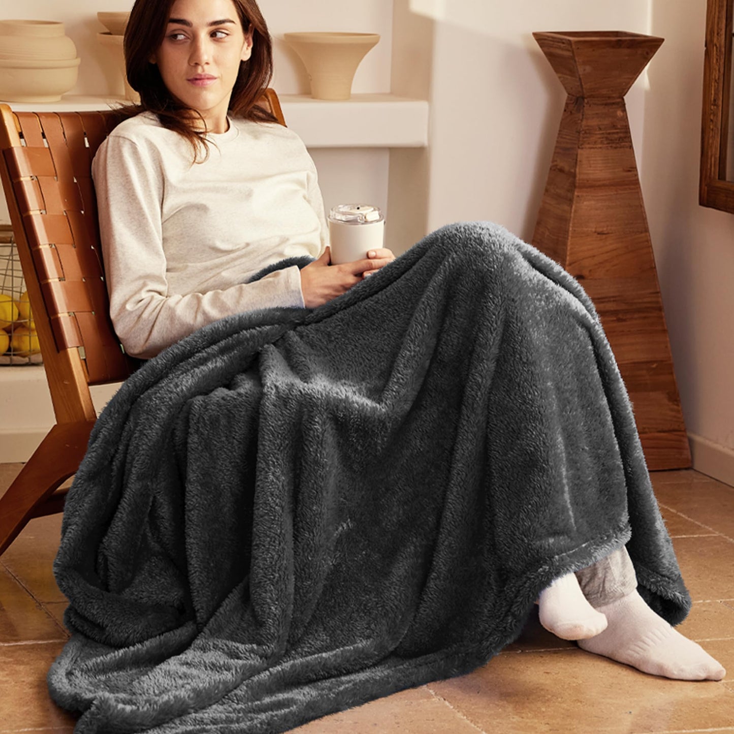 Exclusivo Mezcla Plush Fuzzy Fleece Bed Blanket Queen Size, Super Soft, Fluffy and Warm Blankets，Suitable for All Seasons (Dark Grey, 90x90 Inches)