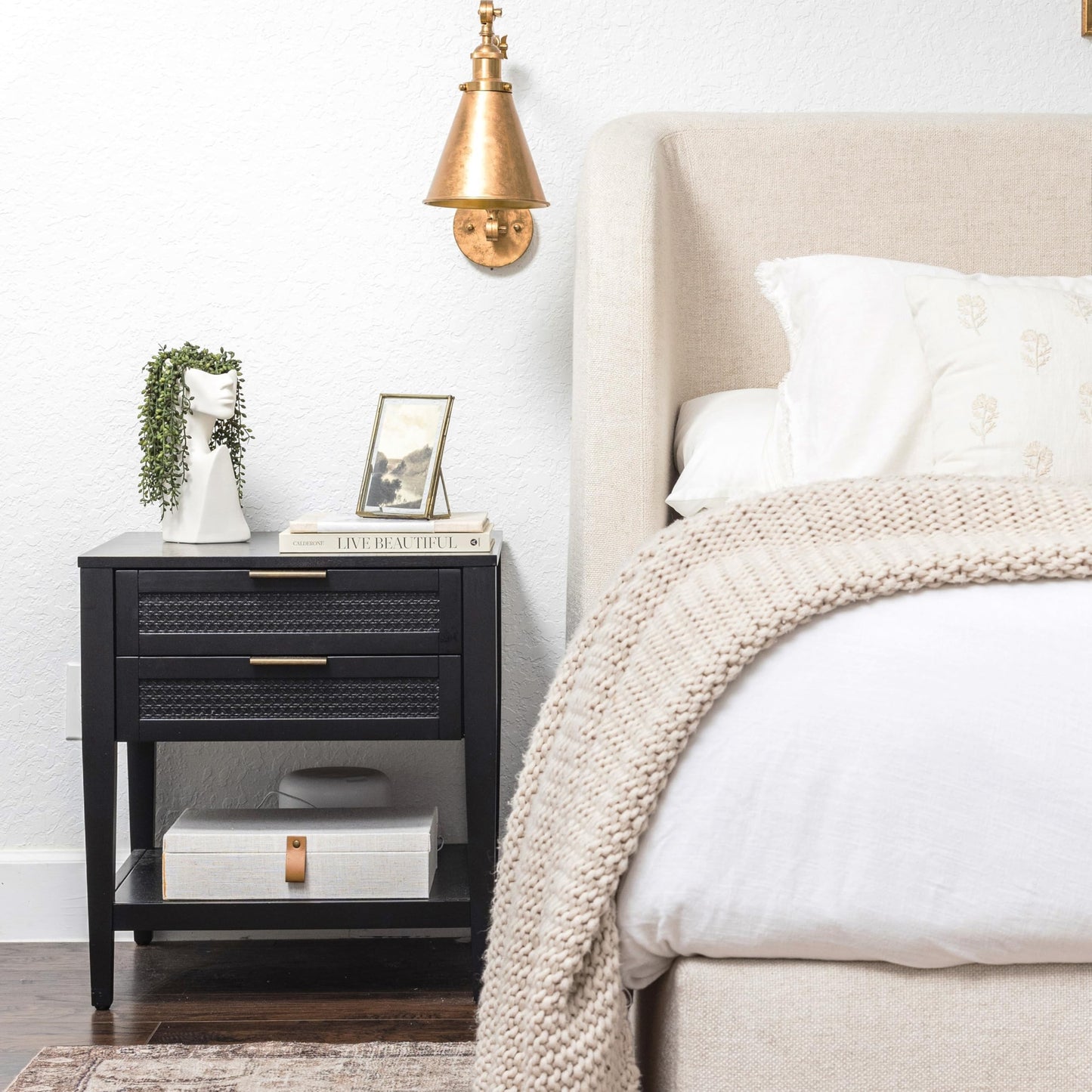 Face Vase with Faux String of Pearls Plant Gift Set, Head Vase Includes 4 Hanging Succulents Draping Greenery Branches for Centerpiece Table Decorations Table Office Shelf Living Room Decor