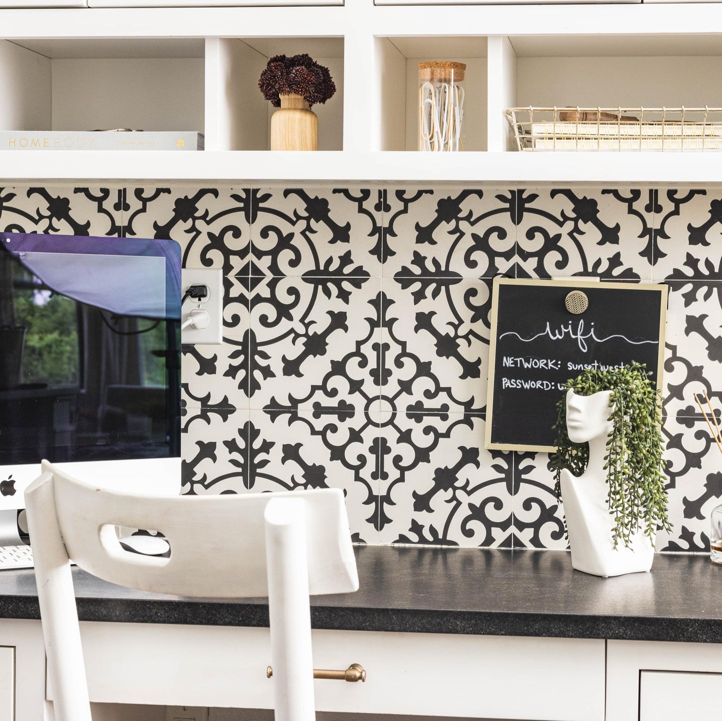 Face Vase with Faux String of Pearls Plant Gift Set, Head Vase Includes 4 Hanging Succulents Draping Greenery Branches for Centerpiece Table Decorations Table Office Shelf Living Room Decor